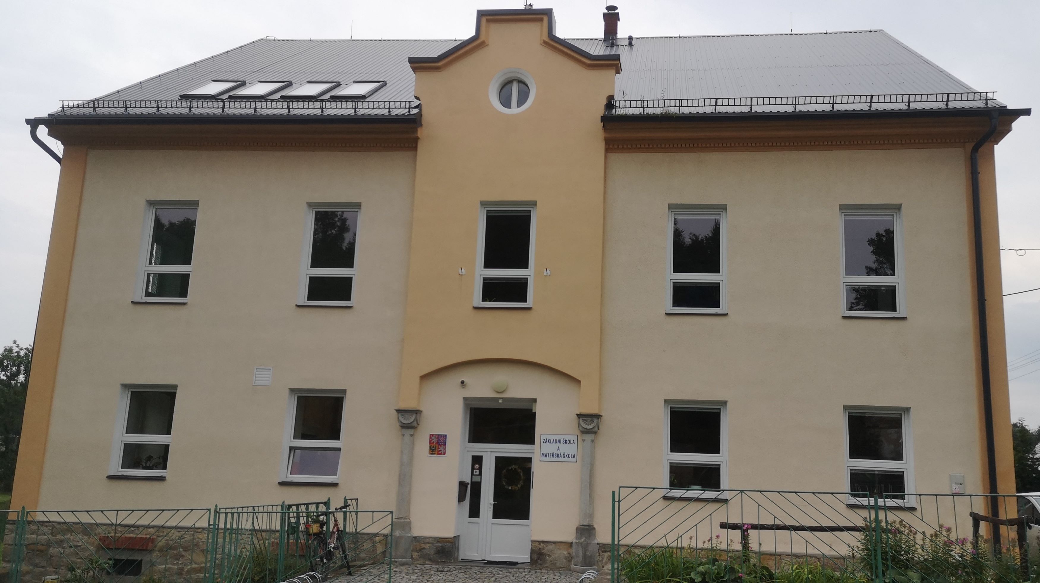 VÍTEJTE V NAŠÍ ŠKOLE